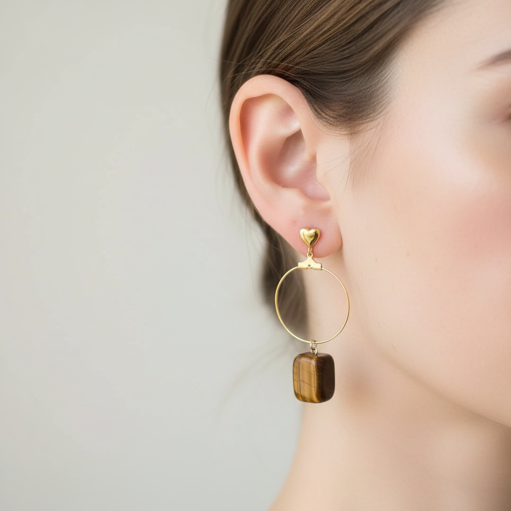 Boucles d’oreilles : anneau doré, petit cœur et pendentif œil de tigre brun.