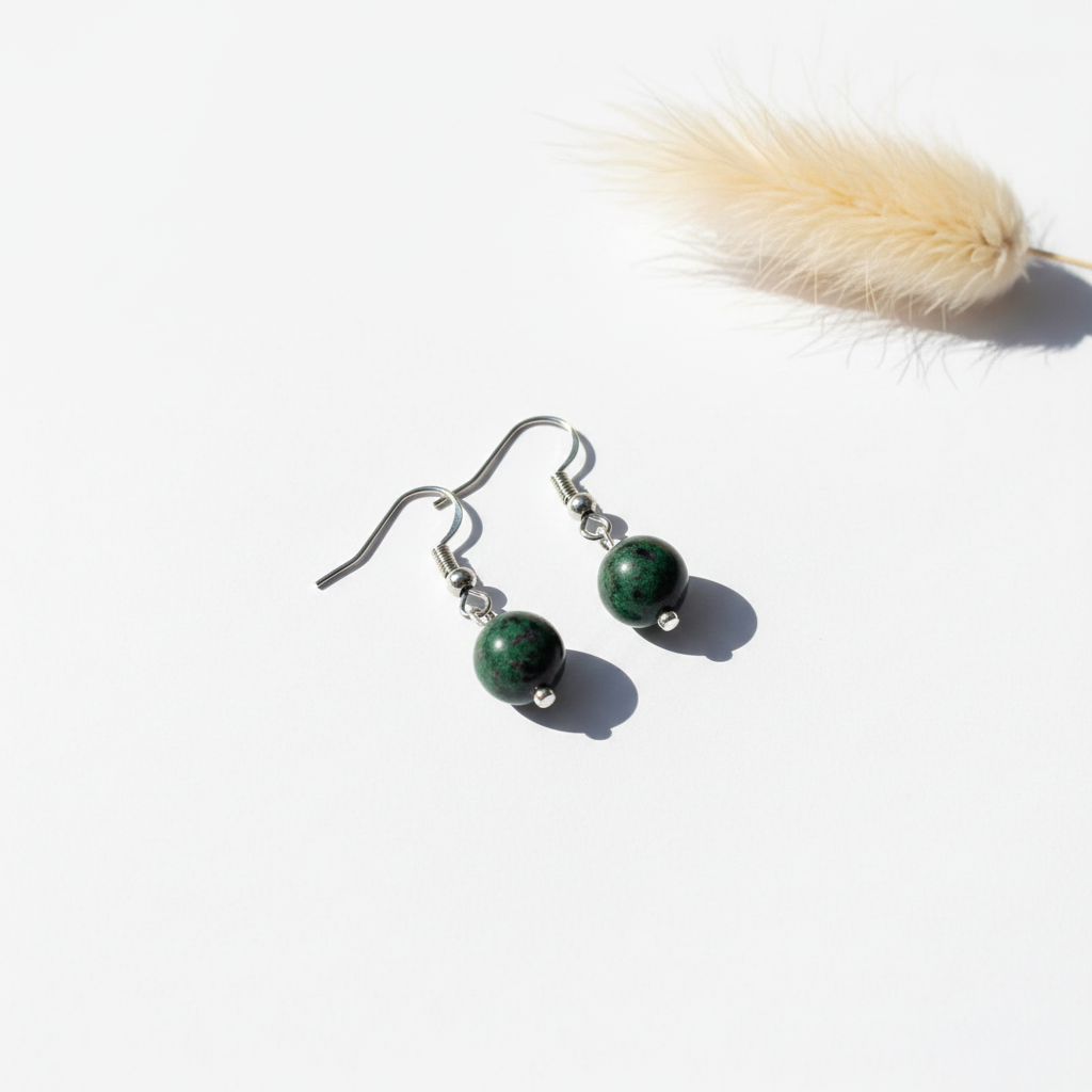 Boucles d’oreilles pendantes argentées avec cabochons vert foncé sur crochets