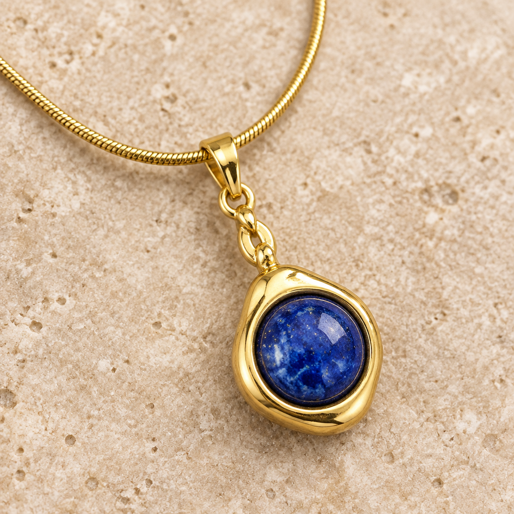 Pendentif goutte lapis lazuli bleu sur chaîne dorée maillons serpent