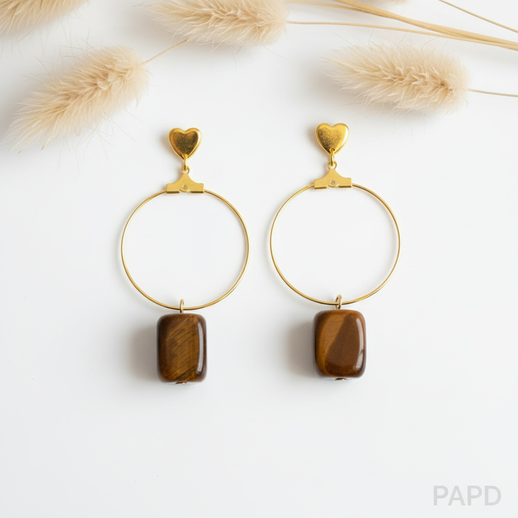 Boucles d’oreilles cœur doré, anneau et pendentif œil de tigre brun.