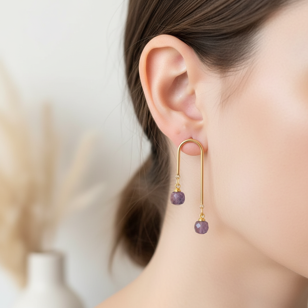 Boucles d’oreilles pendantes en forme de tige, deux améthystes facettées