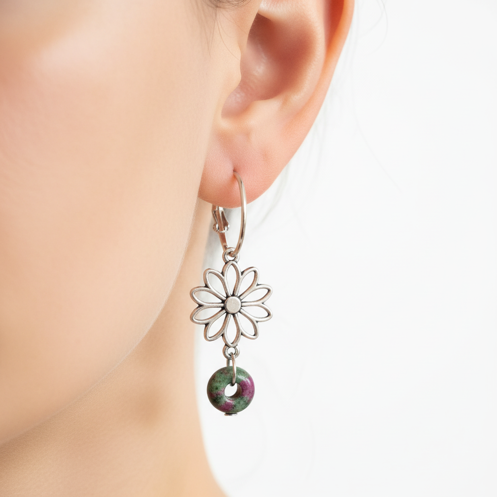Boucle créole argentée avec fleur, pierre violette-verte en pendant, sur oreille