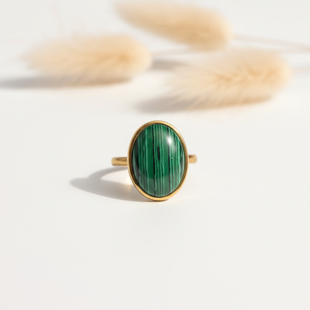 Bague dorée ajustable avec cabochon ovale de Malachite verte sur fond blanc
