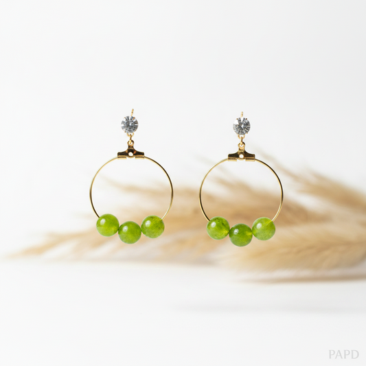 Boucles d’oreilles anneau doré 3 perles péridot vert naturel 8mm, clou strass cristal, acier inoxydable 316L. Fait main France – PAPD.