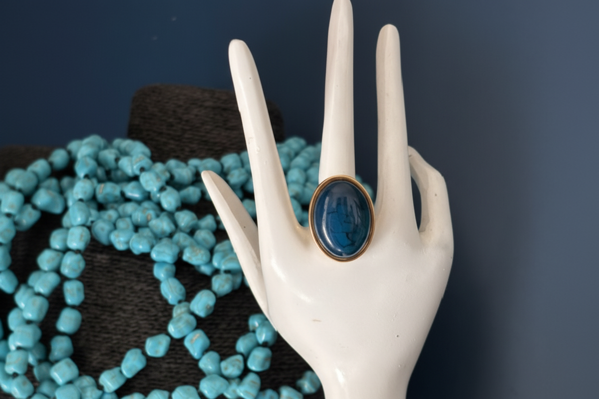 Bague dorée ajustable avec cabochon ovale d’Agate Veine de Dragon bleue, vue principale