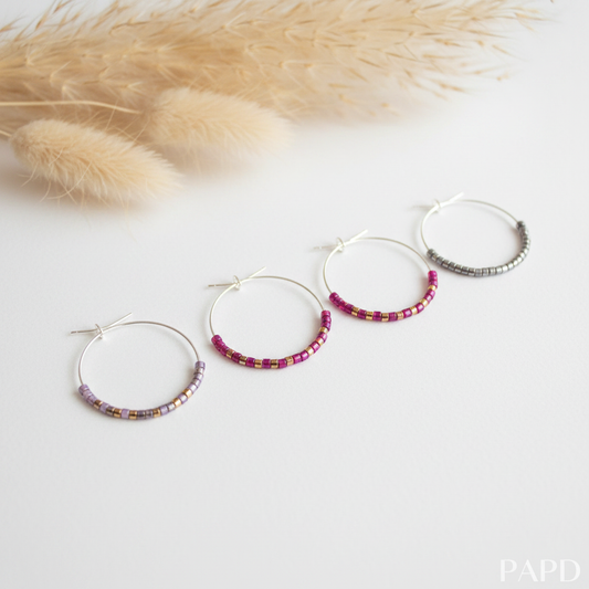 Créoles à perles lilas et fuchsia sur anneaux argenté et doré, fermoir à tige, 4 cm