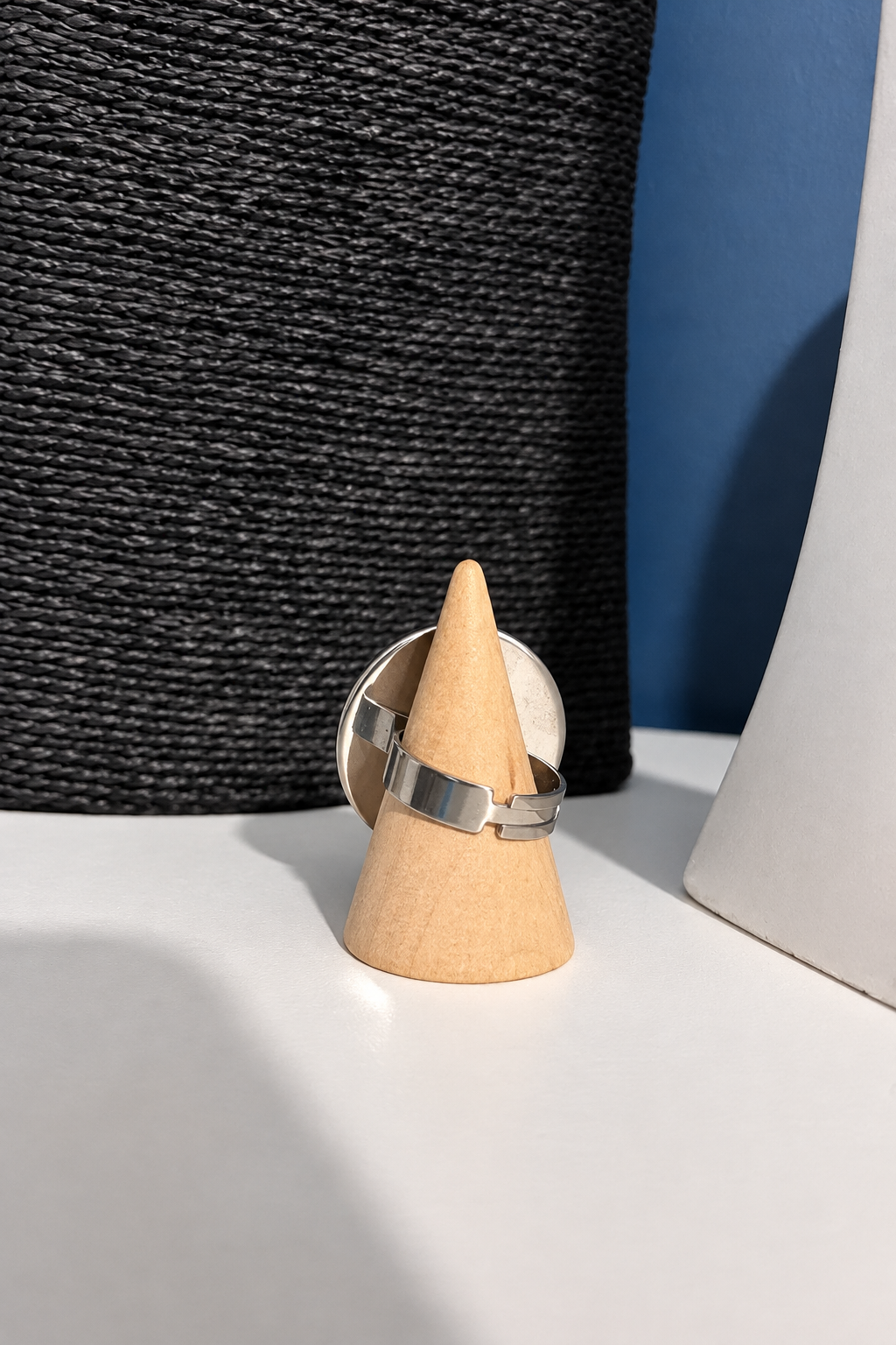 Arrière de la bague en lapis-lazuli de 25 mm, montrant son anneau argenté ouvert et ajustable sur un présentoir conique.