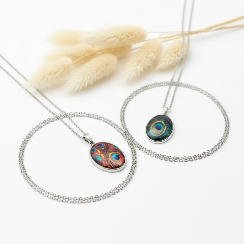 Collier argenté à chaîne avec pendentif cabochon plume de paon multicolore, double