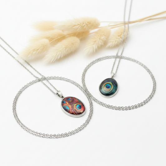 Les 2 variantes du collier cabochon paon PAPD — Rouge et Noir — chaîne acier inoxydable argentée, faites main en France