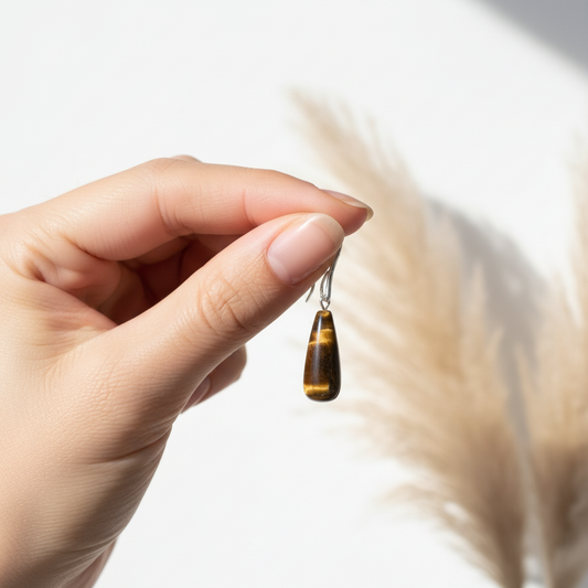 Boucles d'oreilles dormeuses allongées Œil de Tigre naturel goutte, acier inoxydable 316L argenté, faites main en France — PAPD