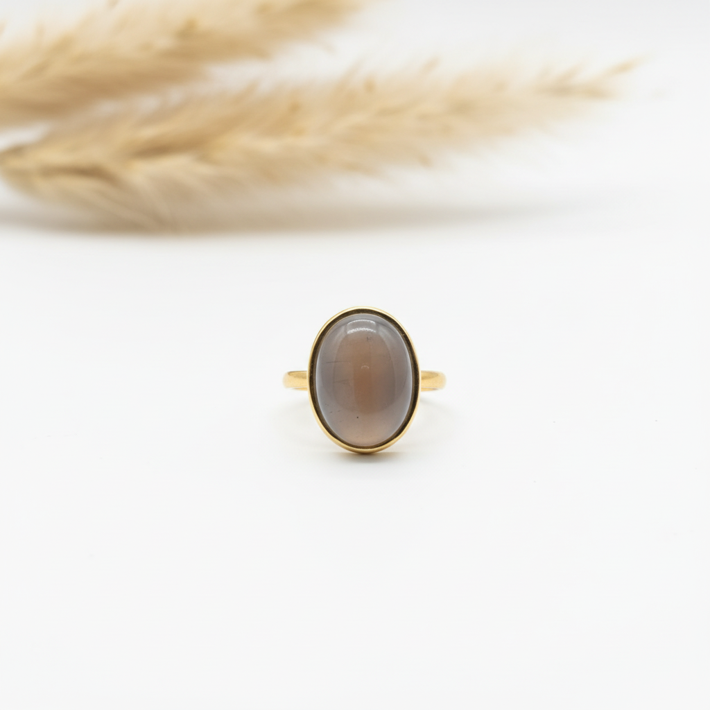 Bague dorée ajustable en Pierre de Lune grise présentée 
