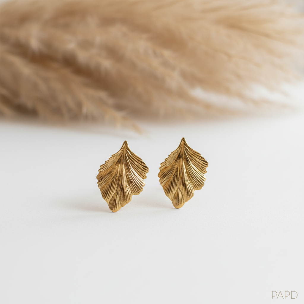 Puces d’oreilles feuille dorée texturée acier inoxydable 316L, motif botanique nervuré, hypoallergénique. Fait main France – PAPD.