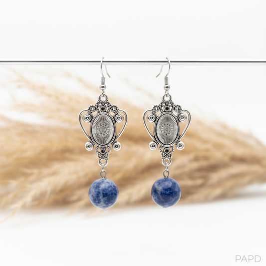 Boucles d’oreilles pendantes breloque bohème argentée filigranée & perle sodalite bleue naturelle. Fait main France – PAPD.