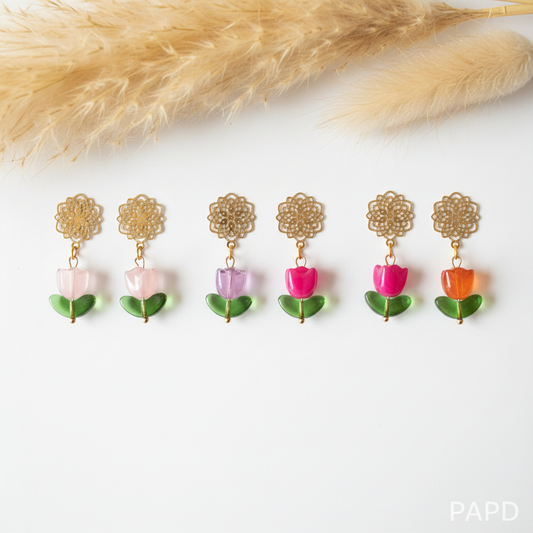 Boucles d’oreilles créoles dorées avec pendentifs tulipes rose, violet et vert